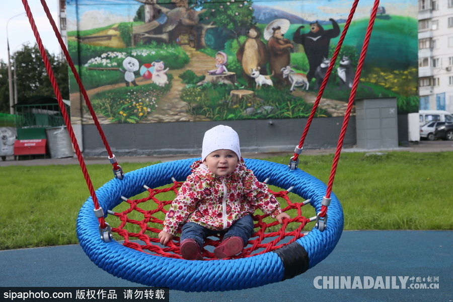 走進(jìn)莫斯科的游樂(lè)場(chǎng)休閑區(qū) 兒童玩耍天真爛漫