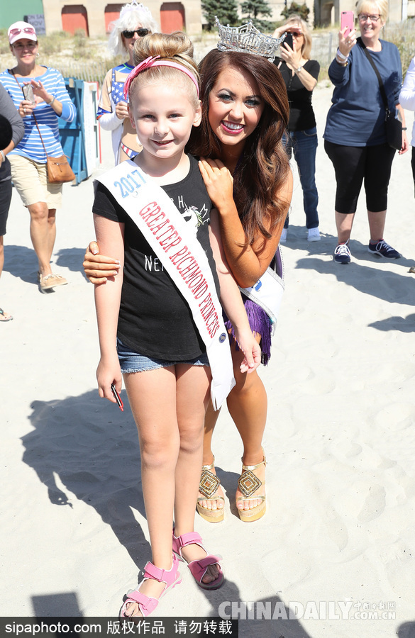 新科美國小姐卡拉·蒙德亮相海灘 擺pose拍照畫風活潑