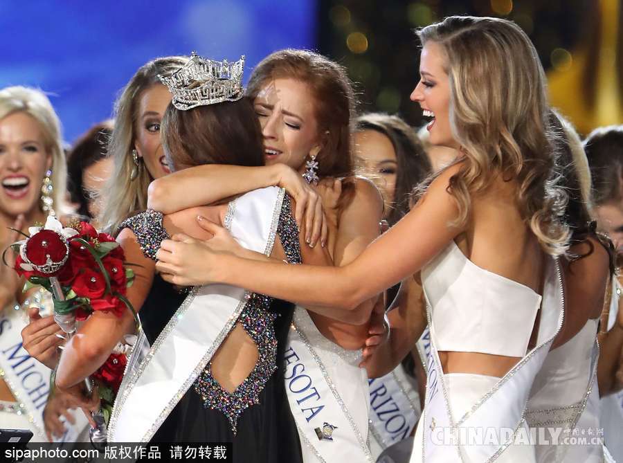 2018美國(guó)小姐出爐 奪冠瞬間變“表情包”