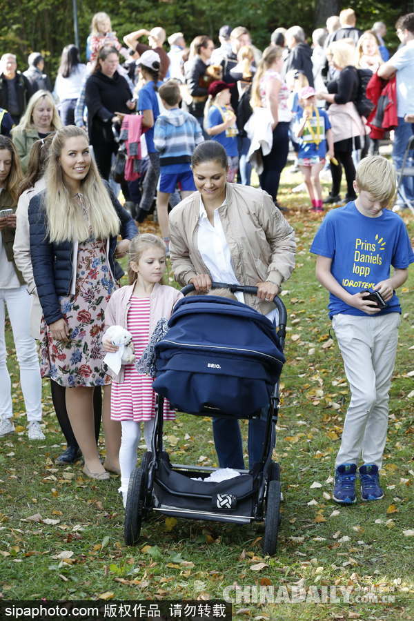 瑞典公主一家四口出行 小王子咬奶嘴皺眉頭可愛十足