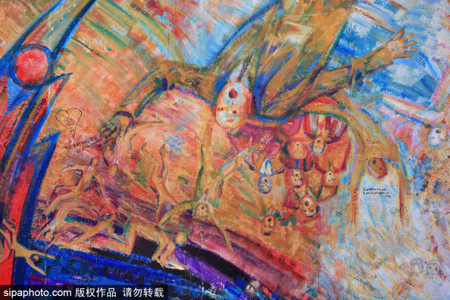 柏林墻涂鴉 黯然“鐵幕之墻”變身繽紛畫(huà)布