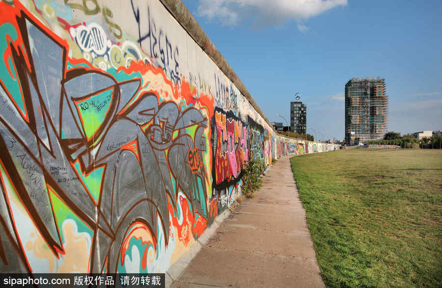 柏林墻涂鴉 黯然“鐵幕之墻”變身繽紛畫(huà)布
