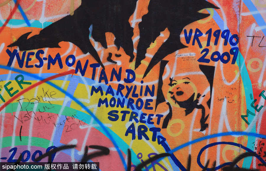 柏林墻涂鴉 黯然“鐵幕之墻”變身繽紛畫(huà)布