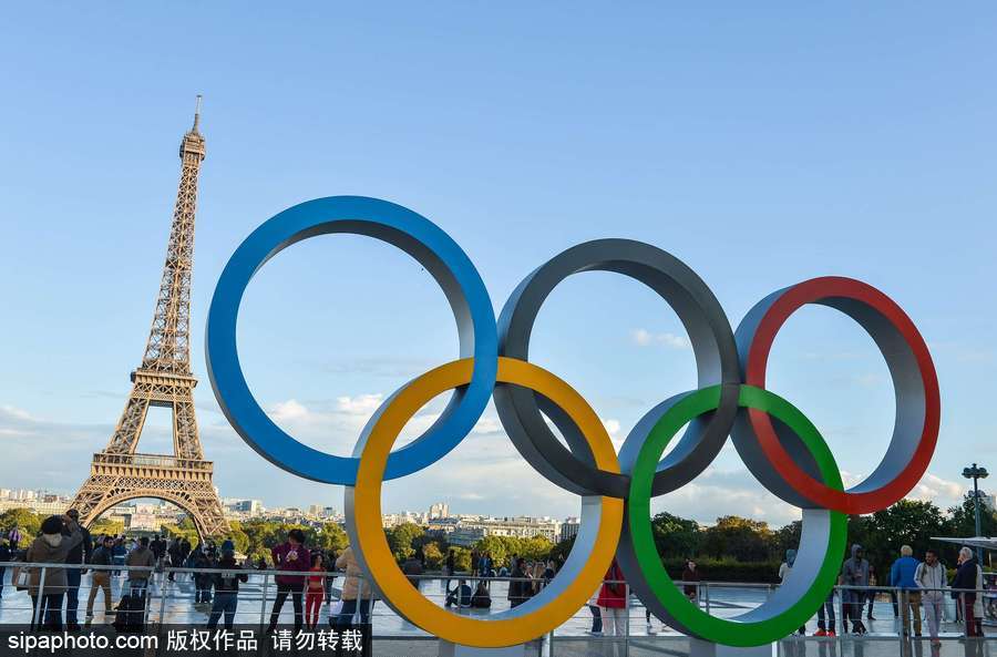 巴黎申奧成功 埃菲爾鐵塔旁奧運五環吸引眾多游客拍照留念