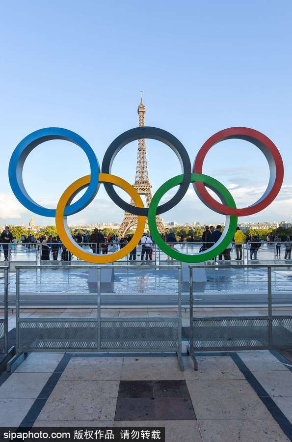 巴黎申奧成功 埃菲爾鐵塔旁奧運五環吸引眾多游客拍照留念