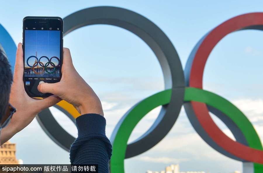 巴黎申奧成功 埃菲爾鐵塔旁?shī)W運(yùn)五環(huán)吸引眾多游客拍照留念