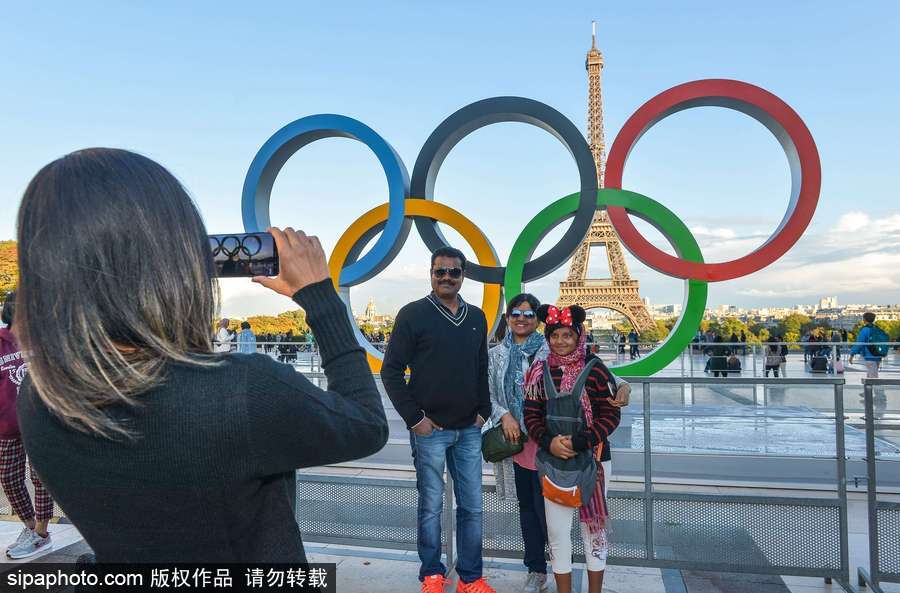 巴黎申奧成功 埃菲爾鐵塔旁奧運五環(huán)吸引眾多游客拍照留念