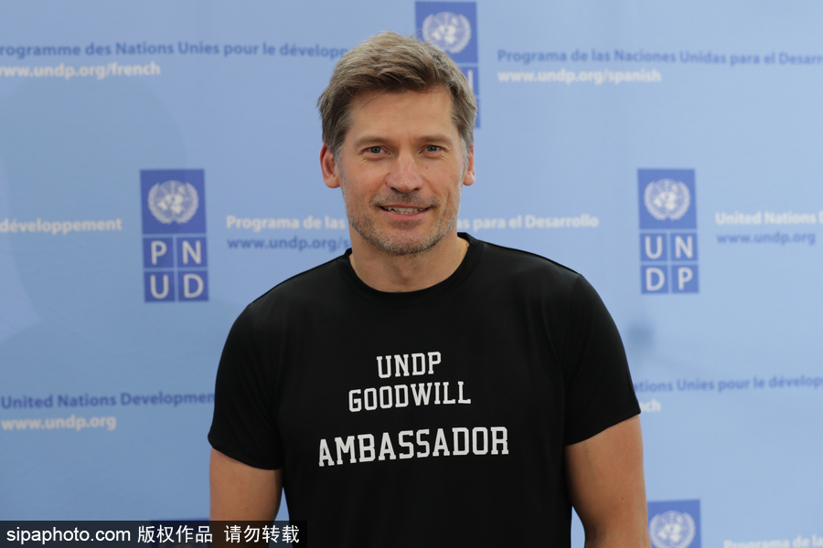 《權(quán)力的游戲》男星尼可拉現(xiàn)身活動 笑容清爽英俊帥氣