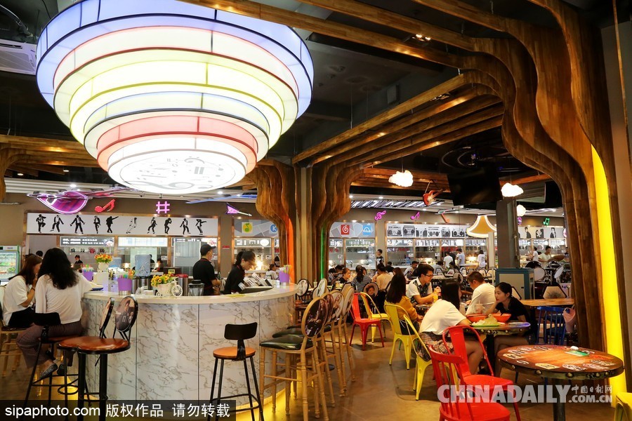 鄭州高校現(xiàn)“最美”學(xué)生餐廳 音樂主題扮靚飯?zhí)?/></a></p>

<p>2017年9月21日，河南鄭州，河南牧業(yè)經(jīng)濟(jì)學(xué)院學(xué)生食堂在新學(xué)期華麗變身，這處高大上的“最美餐廳”主打音樂主題，樂譜音符吊頂、留聲機(jī)裝飾、舒緩的背景音樂，音樂元素?zé)o處不在，餐廳中央還有一處小舞臺，設(shè)置了架子鼓、麥克風(fēng)供學(xué)生自由使用。</p>
</div>

<div width=