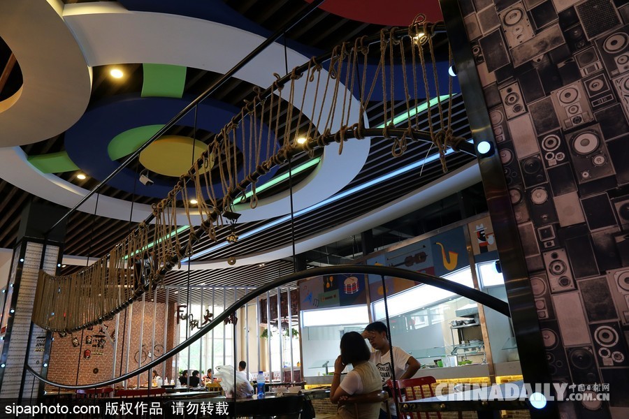 鄭州高校現(xiàn)“最美”學(xué)生餐廳 音樂(lè)主題扮靚飯?zhí)?/></a></p>

<p>2017年9月21日，河南鄭州，河南牧業(yè)經(jīng)濟(jì)學(xué)院學(xué)生食堂在新學(xué)期華麗變身，這處高大上的“最美餐廳”主打音樂(lè)主題，樂(lè)譜音符吊頂、留聲機(jī)裝飾、舒緩的背景音樂(lè)，音樂(lè)元素?zé)o處不在，餐廳中央還有一處小舞臺(tái)，設(shè)置了架子鼓、麥克風(fēng)供學(xué)生自由使用。</p>
</div>

<div width=