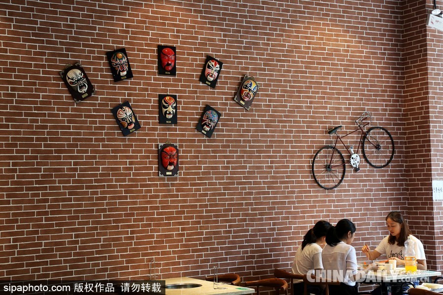 鄭州高校現“最美”學生餐廳 音樂主題扮靚飯?zhí)?/></a></p>

<p>2017年9月21日，河南鄭州，河南牧業(yè)經濟學院學生食堂在新學期華麗變身，這處高大上的“最美餐廳”主打音樂主題，樂譜音符吊頂、留聲機裝飾、舒緩的背景音樂，音樂元素無處不在，餐廳中央還有一處小舞臺，設置了架子鼓、麥克風供學生自由使用。</p>
</div>

<div width=