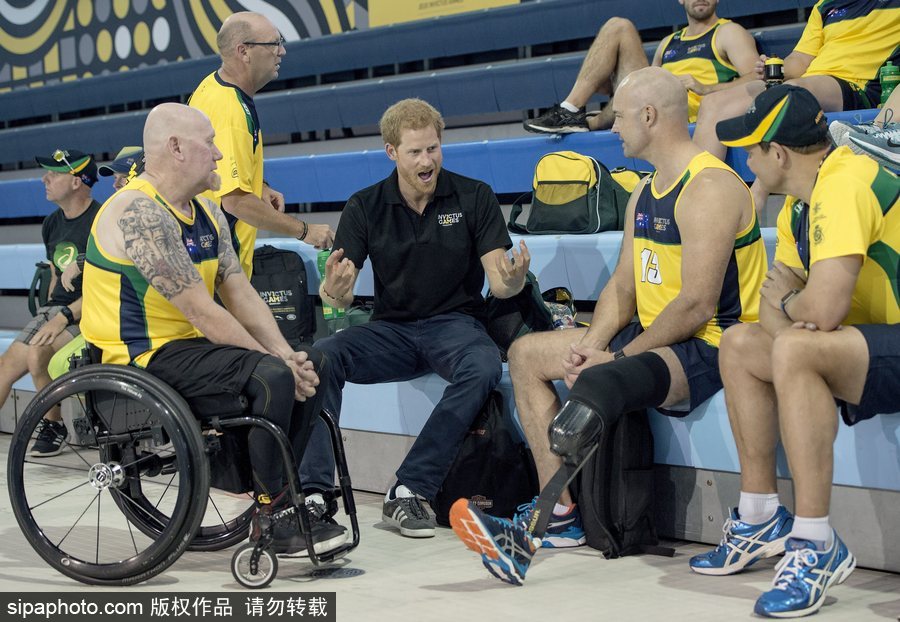 哈里王子到訪多倫多會見殘疾運動員 與運動員聊天交流平易近人