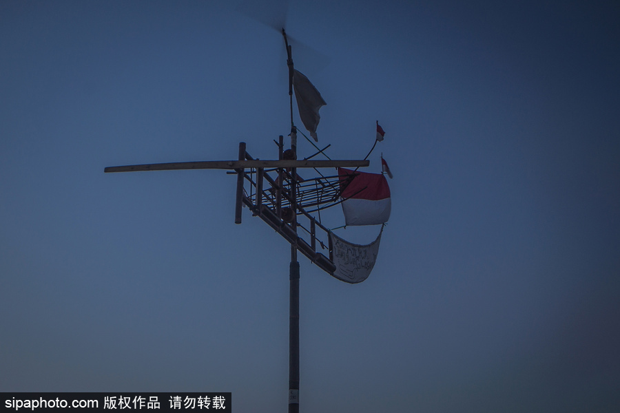 印尼迎來傳統(tǒng)風車節(jié) 風帆舞動夕陽剪影下美如畫