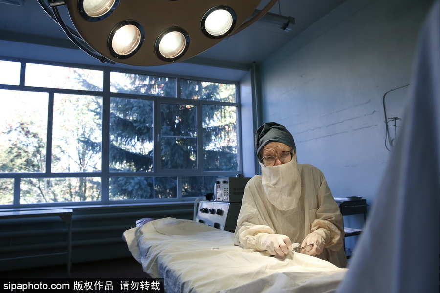 俄最年長(zhǎng)在職外科醫(yī)生 90歲高齡仍在主刀
