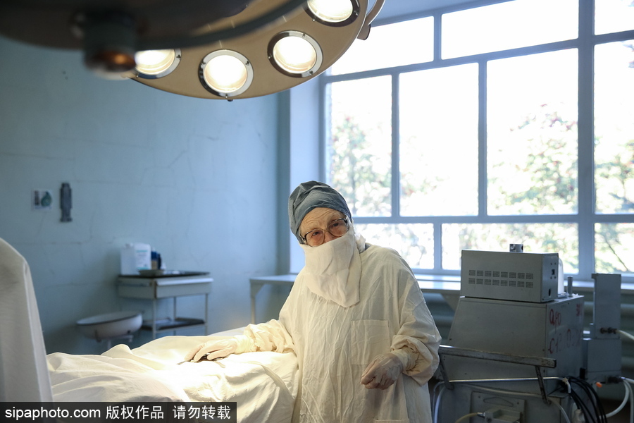 俄最年長在職外科醫(yī)生 90歲高齡仍在主刀