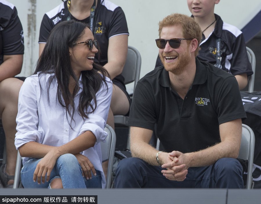 哈里王子攜女友甜蜜現(xiàn)身 手牽手觀看不可征服運動會