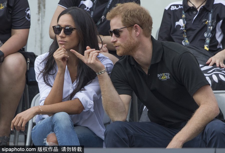 哈里王子攜女友甜蜜現(xiàn)身 手牽手觀看不可征服運動會