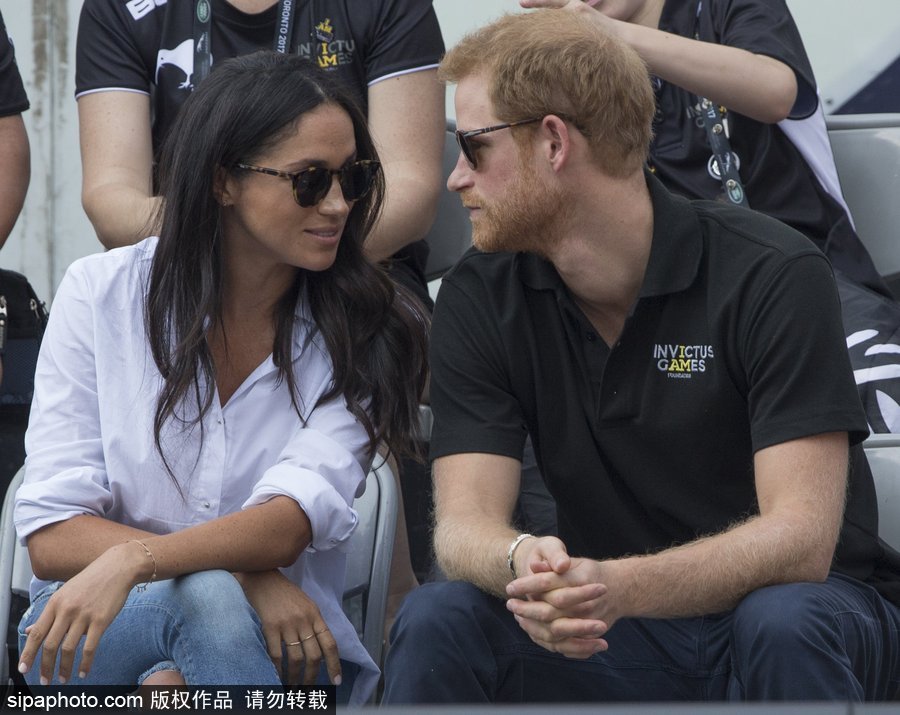 哈里王子攜女友甜蜜現身 手牽手觀看不可征服運動會