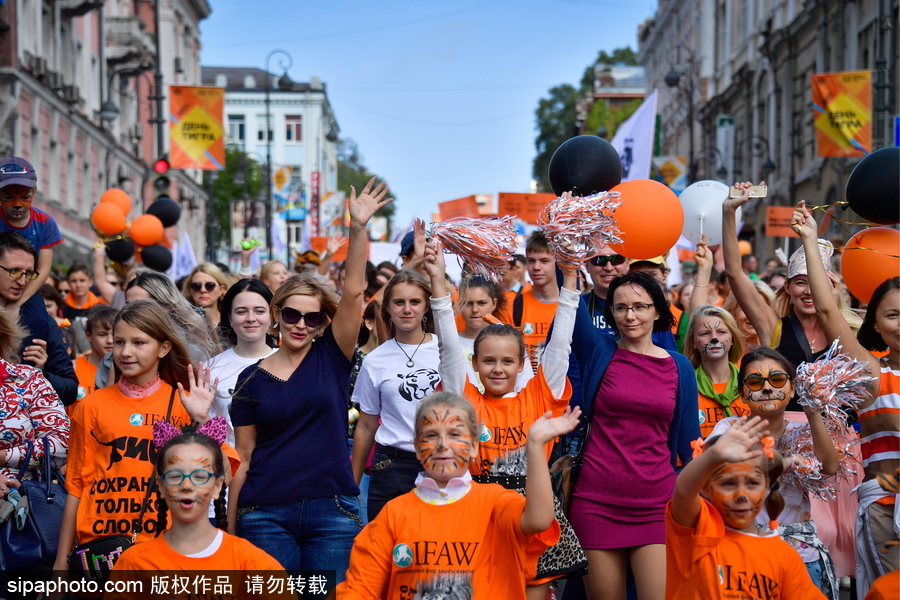 俄羅斯海參崴慶祝“老虎日” 民眾街頭扮老虎