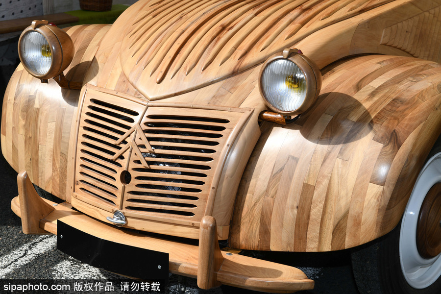 法國退休木工手工打造木制老爺車 自帶引擎上路超拉風