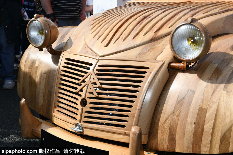 法國退休木工手工打造木制老爺車 自帶引擎上路超拉風