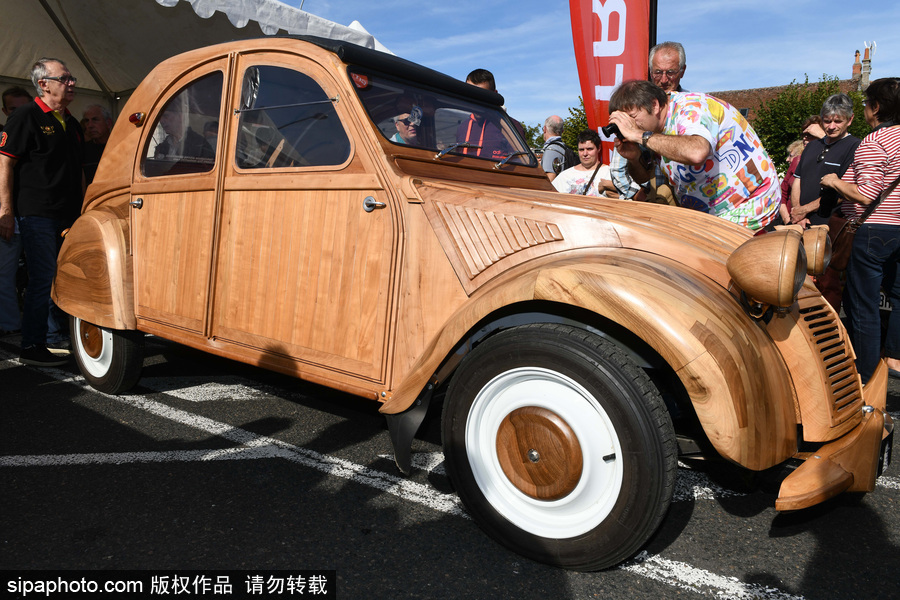 法國(guó)退休木工手工打造木制老爺車 自帶引擎上路超拉風(fēng)