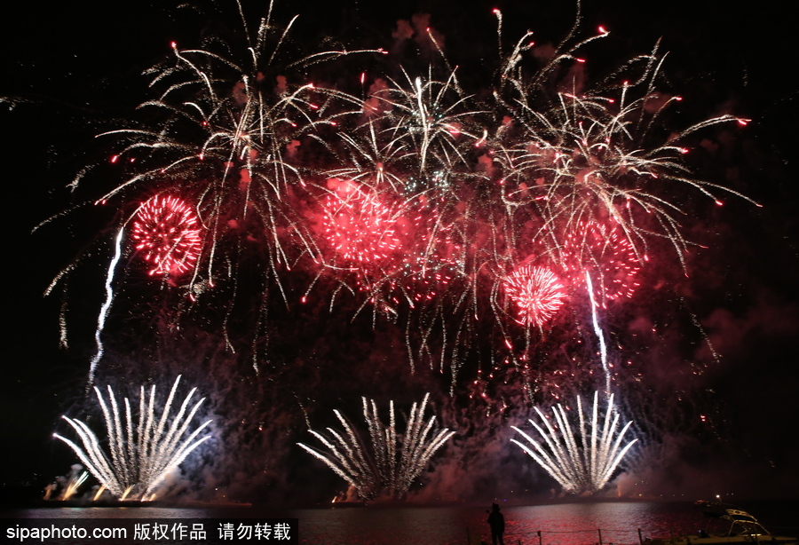 2017年國(guó)際光明節(jié)閉幕 煙花照亮莫斯科夜空