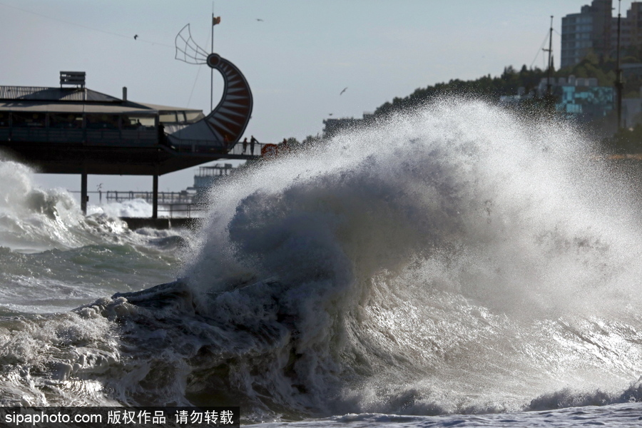 風暴襲擊雅爾塔掀起巨浪 民眾淡定圍觀