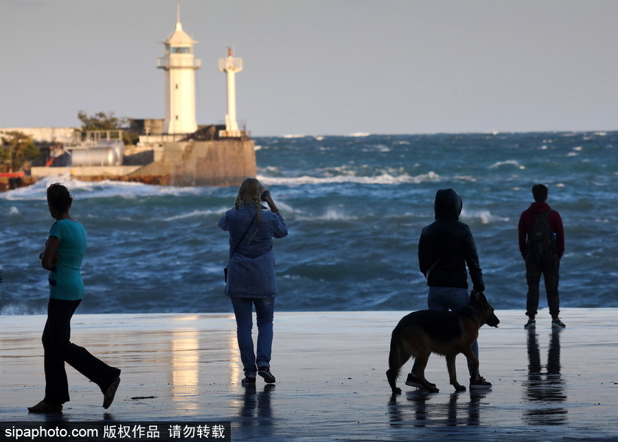風暴襲擊雅爾塔掀起巨浪 民眾淡定圍觀
