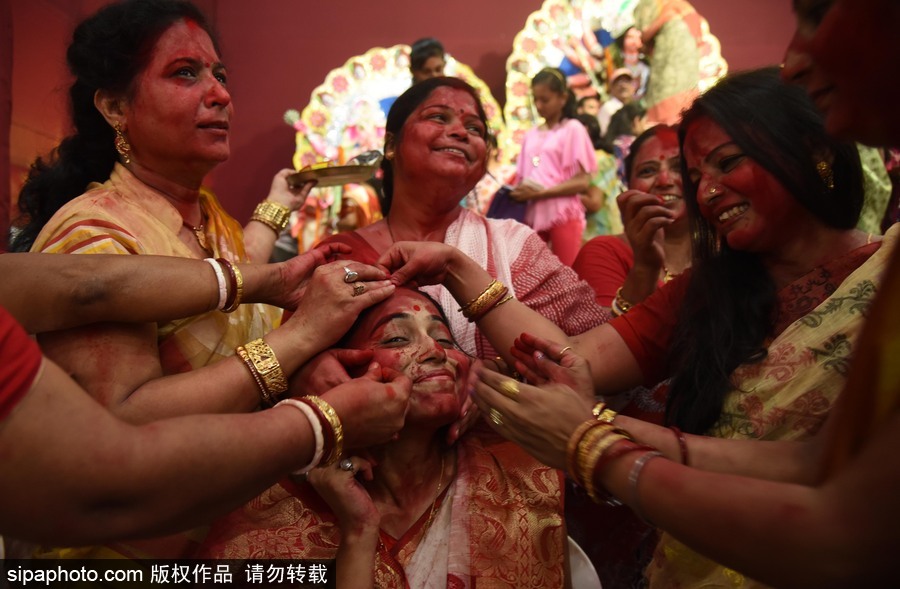 印度阿拉哈巴德女性臉上抹朱砂 慶祝Vijay Dashmi節(jié)