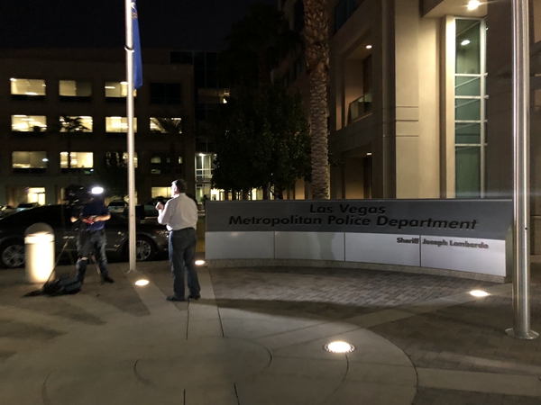 拉斯維加斯警方:兇手房間繳獲23把武器 尚無(wú)證據(jù)表明槍擊案為多人作案