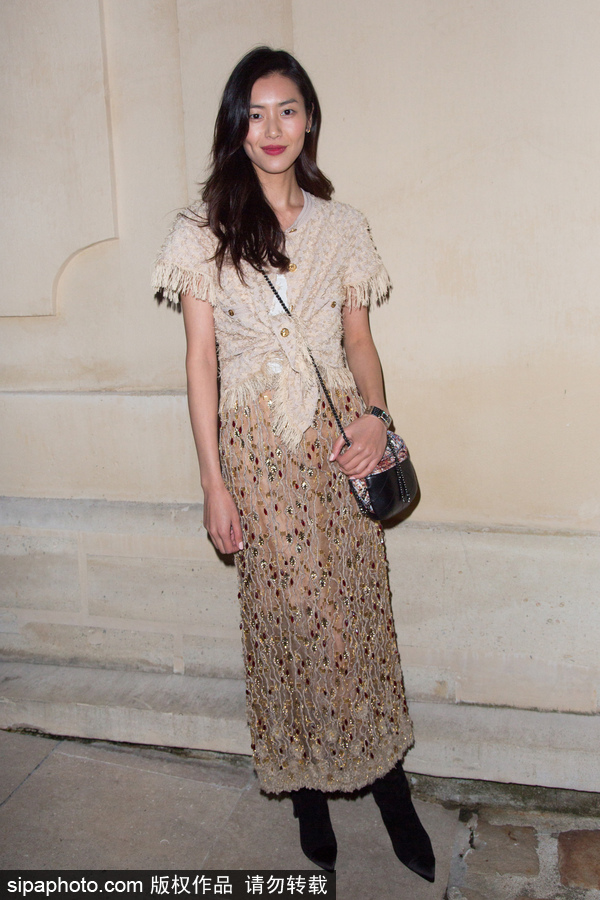 美出新高度 劉雯亮相巴黎時裝周香奈兒派對