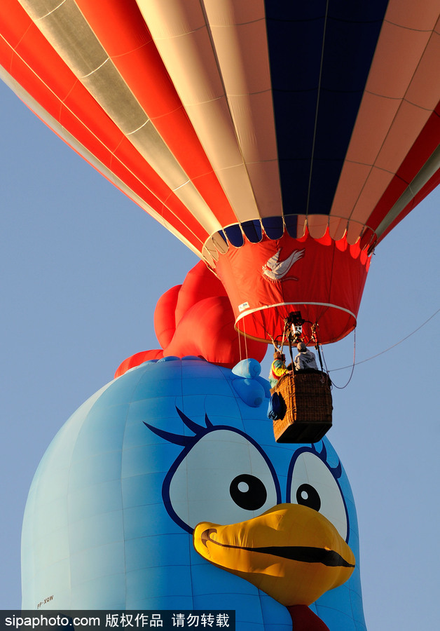 阿布奎基國際熱氣球節(jié)持續(xù)進(jìn)行中 色彩斑斕點綴天空