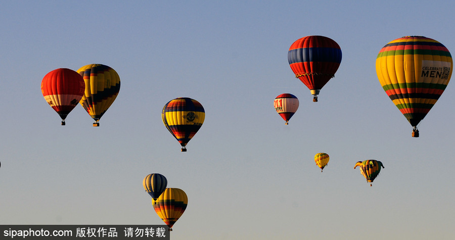 阿布奎基國際熱氣球節(jié)持續(xù)進(jìn)行中 色彩斑斕點(diǎn)綴天空