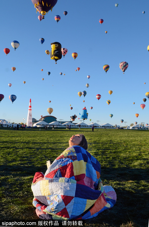 阿布奎基國際熱氣球節(jié)持續(xù)進行中 色彩斑斕點綴天空