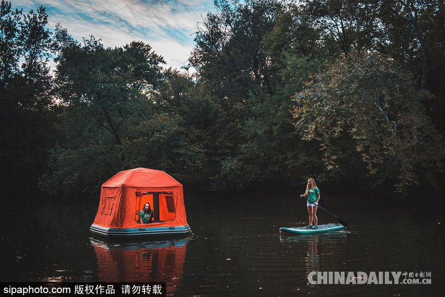 誰說露營只能在地面？水上帳篷問世讓你躺在水面看星星