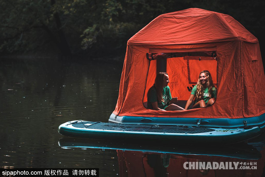 誰說露營只能在地面？水上帳篷問世讓你躺在水面看星星