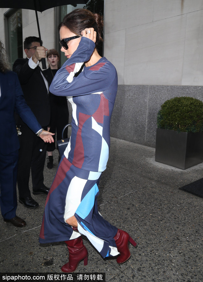 “貝嫂”維多利亞穿美裙現身 踩酒紅色皮靴氣場全開