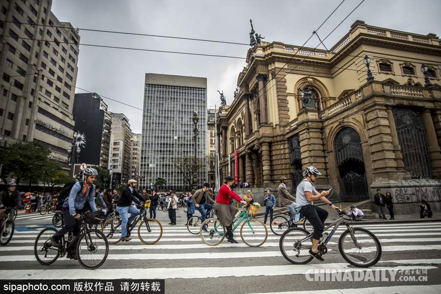 圣保羅舉行復(fù)古騎行活動 紳士淑女裝重溫經(jīng)典
