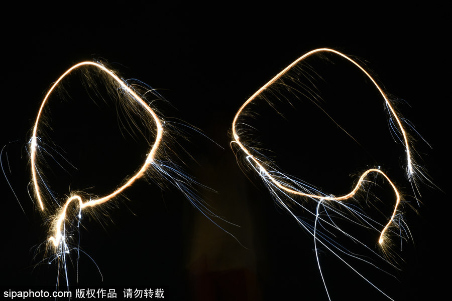 印度加爾各答民眾大擺煙火造型慶祝排燈節