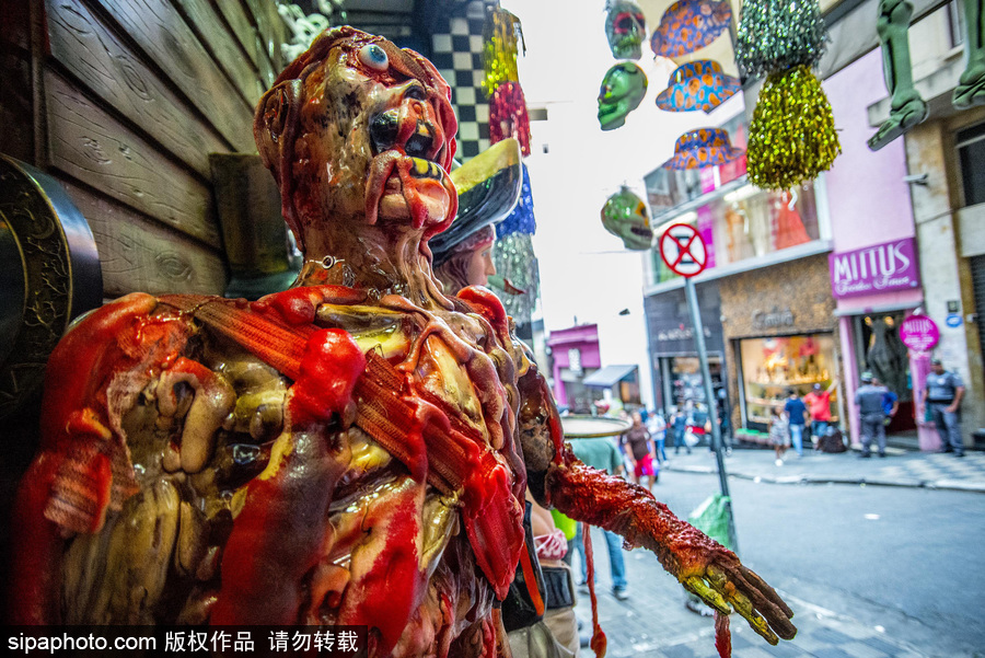 圣保羅街頭萬圣節(jié)氣息濃厚 各色飾品恐怖搶眼