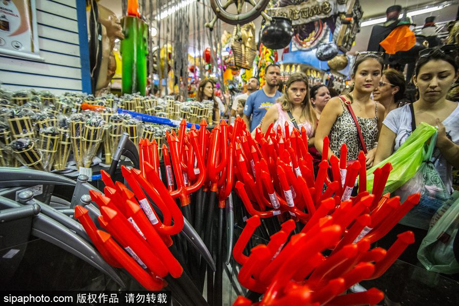 圣保羅街頭萬圣節氣息濃厚 各色飾品恐怖搶眼