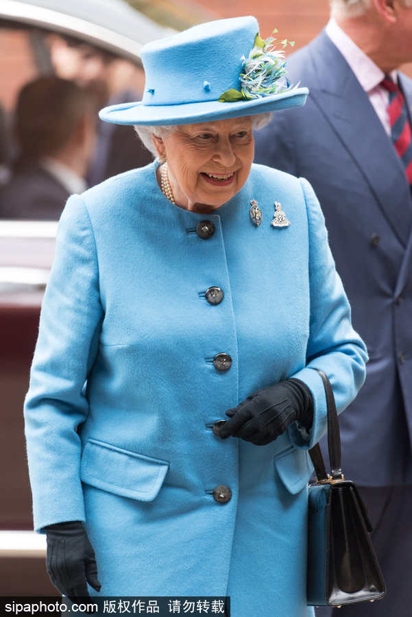 英國女王伊麗莎白二世到訪騎兵隊(duì) 身著天藍(lán)色風(fēng)衣面露微笑