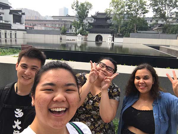 中國正處在傳統與現代的交叉口