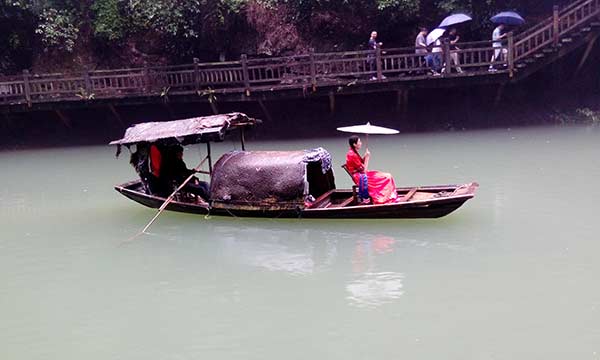 三峽風俗:少女扔圍巾,誰接誰娶親