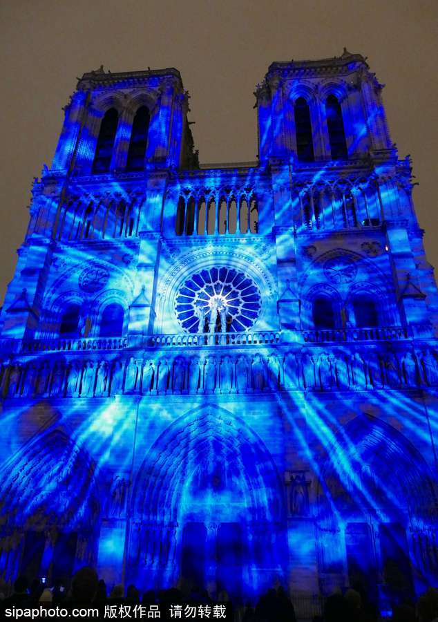 真是美上天啦！法國巴黎圣母院亮燈絢爛多彩