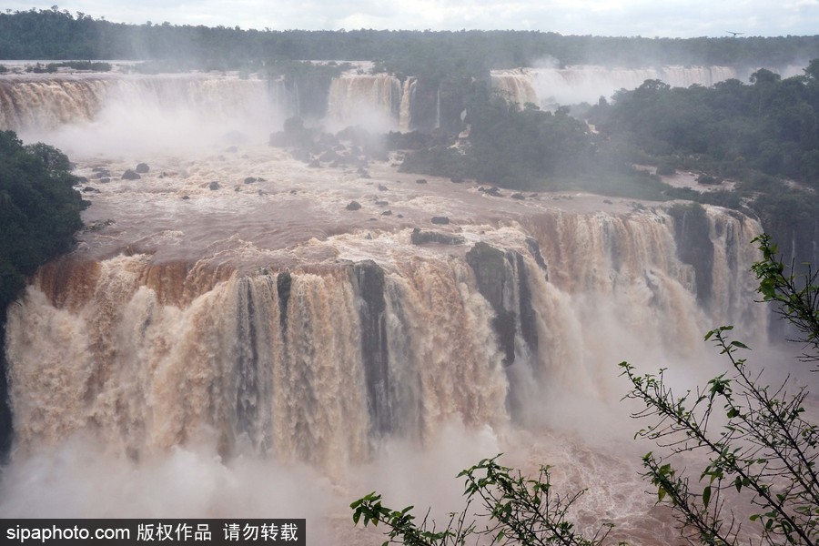 超震撼壯觀！大雨侵襲 伊瓜蘇瀑布流量達(dá)往日三倍