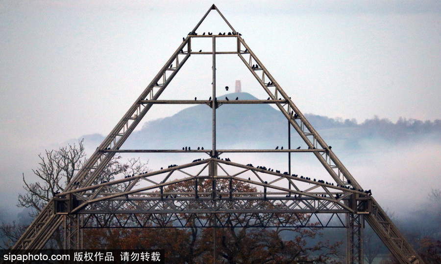 早晨一定要霧蒙蒙的才美 英國(guó)格拉斯頓堡晨霧風(fēng)光