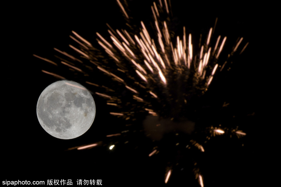 最完美的搭配 英國(guó)牛津郡明月與煙火點(diǎn)亮夜空