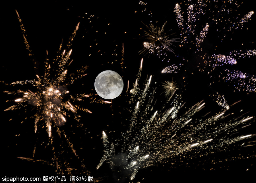 最完美的搭配 英國牛津郡明月與煙火點亮夜空